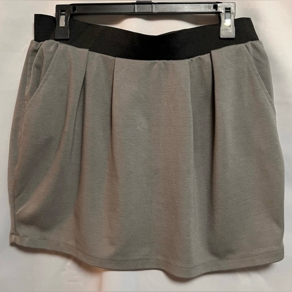 Charlotte Russe Women’s Fitted Elastic Stretch Mini Skirt Size Large Gray Black - Picture 1 of 9